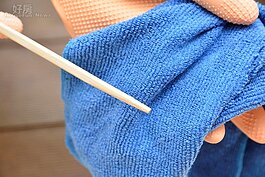 易卡灰塵的門窗溝槽，用削尖的免洗筷頭包覆抹布來清理，便可輕鬆去除髒汙