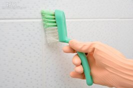 地面磁磚縫隙則可以舊牙刷或縫隙刷沾洗衣粉來清潔