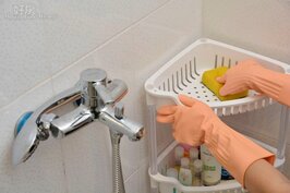 針對浴室的馬桶內緣、漱口杯水漬、牆壁霉漬等，利用菜瓜布沾小蘇打粉或專用清潔劑來刷洗，髒汙立即消失。
