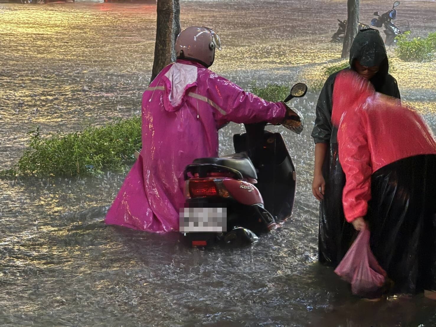 宜蘭羅東昨晚暴雨，市區倉前路、興東路一帶嚴重積淹水。記者陳易辰／攝影 