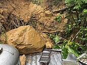 去年才遇土石流…巨石滾落砸毀基隆民宅屋頂　屋主洗澡聞巨響