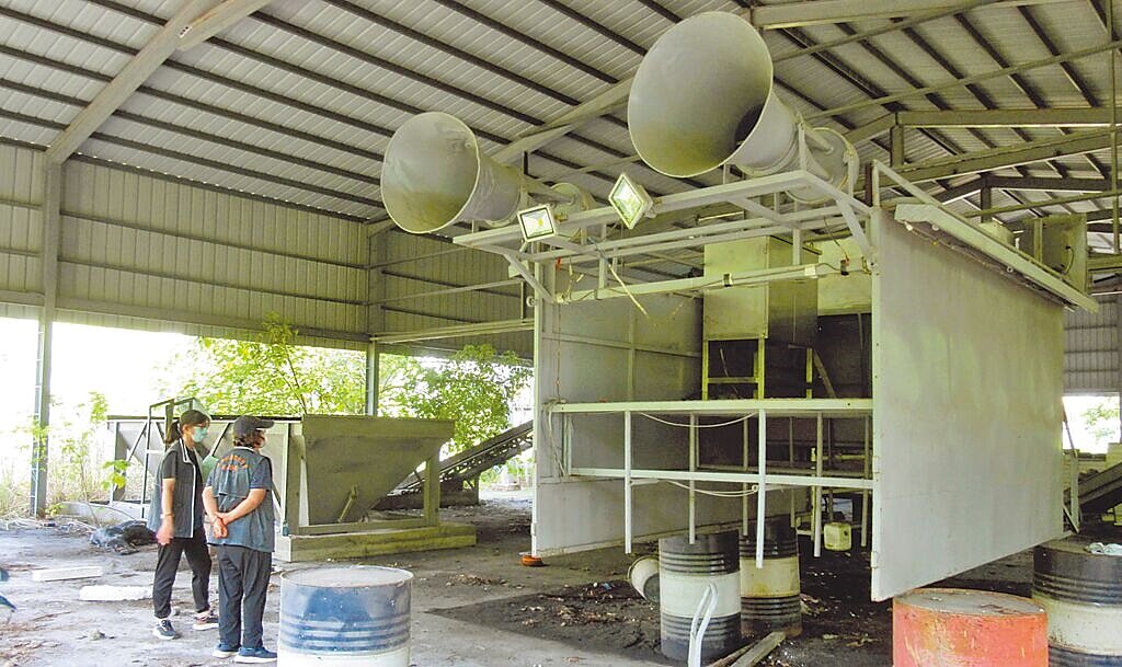 李男拒繳非法棄置廢棄物的清理費用,行政執行署嘉義分署人員查扣其名下財產強制執行拍賣抵償欠款。圖/嘉義分署提供