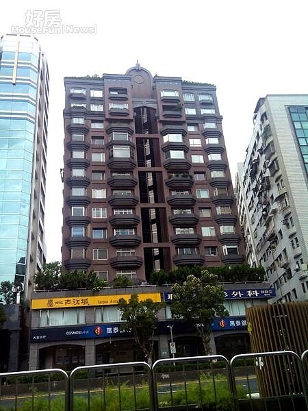 

2「廣陽豪門大第」是「幕府十六」隔壁鄰居，兩大豪宅相互拉抬，房價居高不下。