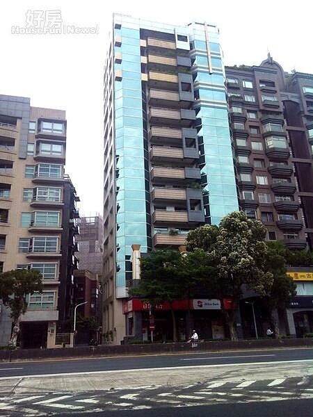 1「幕府十六」時尚華麗的建築美學，在新生南路、信義路口非常醒目。