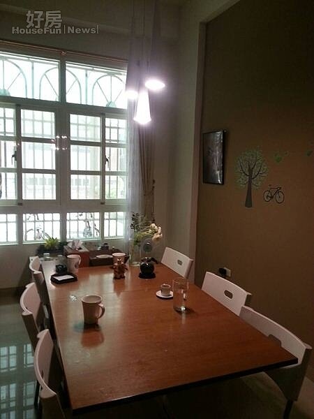 4.餐桌上掛三盞造型吊燈,加上夜市200元買來的壁貼,頗有小巷餐館的fu。