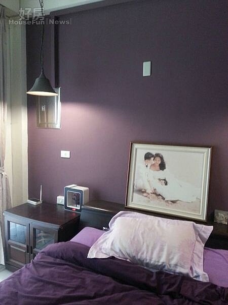 6.主臥走紫色系,來搭配咖啡色的櫃子。