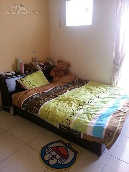 8.兒子房間為淡黃色系,佈置一樣很簡單。