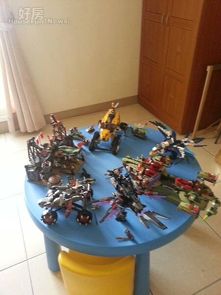 9.桌上都是兒子喜愛的模型玩具。