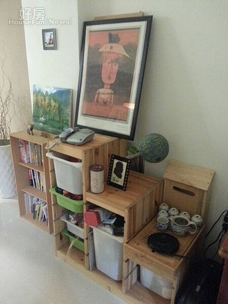 10.用簡單的木櫃做搭配,佈置起來很有藝文風。