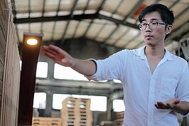 曲線是鄭遠揚設計燈具時最常用到的線條。這組名為「Uncle L」桌燈，是他孵了三年多之後的作品。在國際展覽上頗受好評。