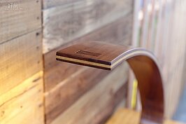 「Uncle L」桌燈總共有七層主要木片結合而成，每片木片中又有許多超薄的木片，與時下單一成形的木頭燈具更有層次與設計感。