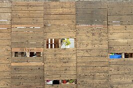 特意在不特定的地方將棧板挖出一個個空間，作為空氣流通與裝飾之用。