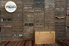 原本放在地上任人踩踏的棧板，透過巧思成為meta各部門分野的牆面。