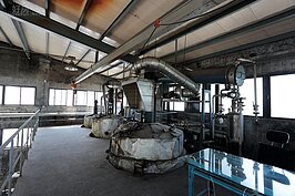 早期油墨製作機器依舊保留在meta公司內，有著後現代工業風的設計感。