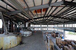 早期油墨製作機器依舊保留在meta公司內，有著後現代工業風的設計感。