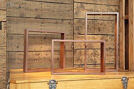 Square燈具以三組不同大小的方形木燈所組成，遠看是裝飾品，但又會發光令人感受兩種不同風情。