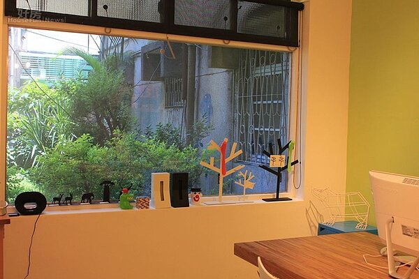 7.辦公區有著大片的窗戶,將戶外的綠意盡收眼底。