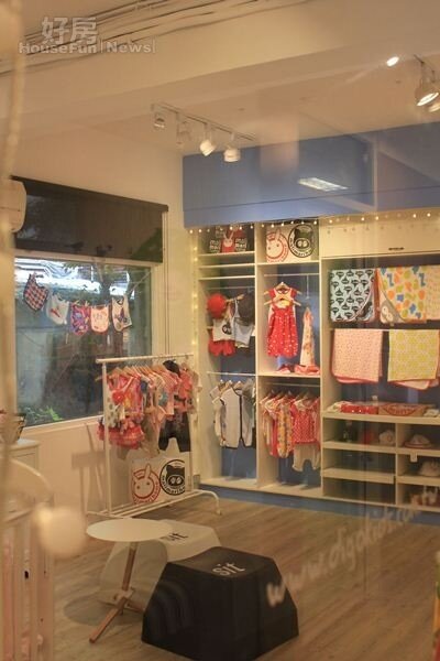 
3.為了擺設各國的設計師童裝，做了許多收納展示櫃。