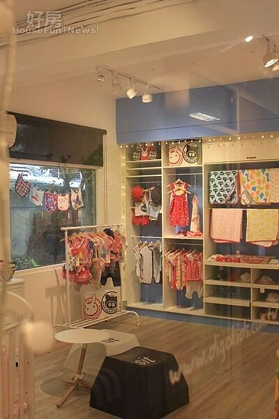 3.為了擺設各國的設計師童裝,做了許多收納展示櫃。