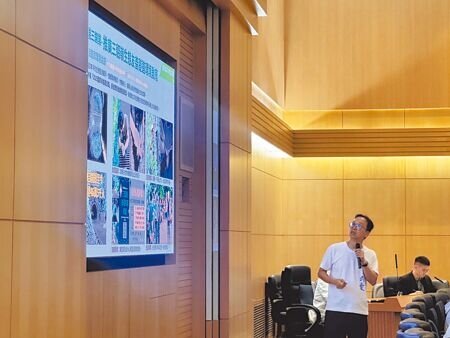 
新北市觀光旅遊局長楊宗12日在市政會議中以「建設新亮點、觀光新串聯」為題專題報告。（柯毓庭攝）
