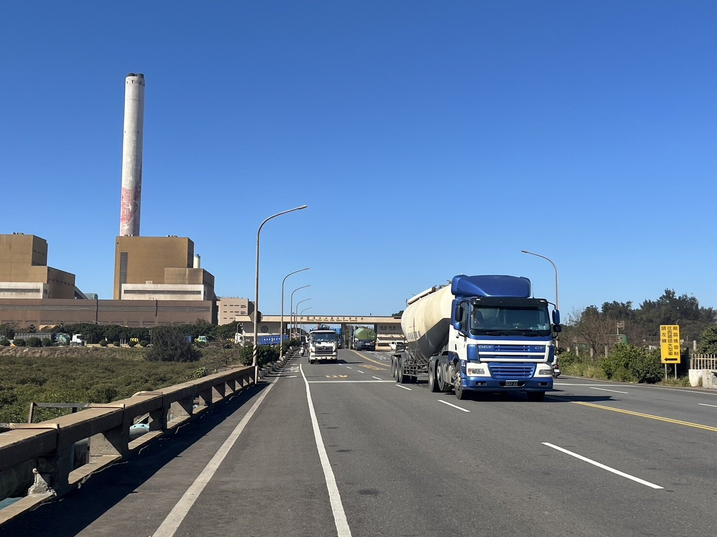 台中港地區常有大型車輛出入，地方建議善用台中港區回饋金，加強改善交通設施。記者趙容萱／攝影 