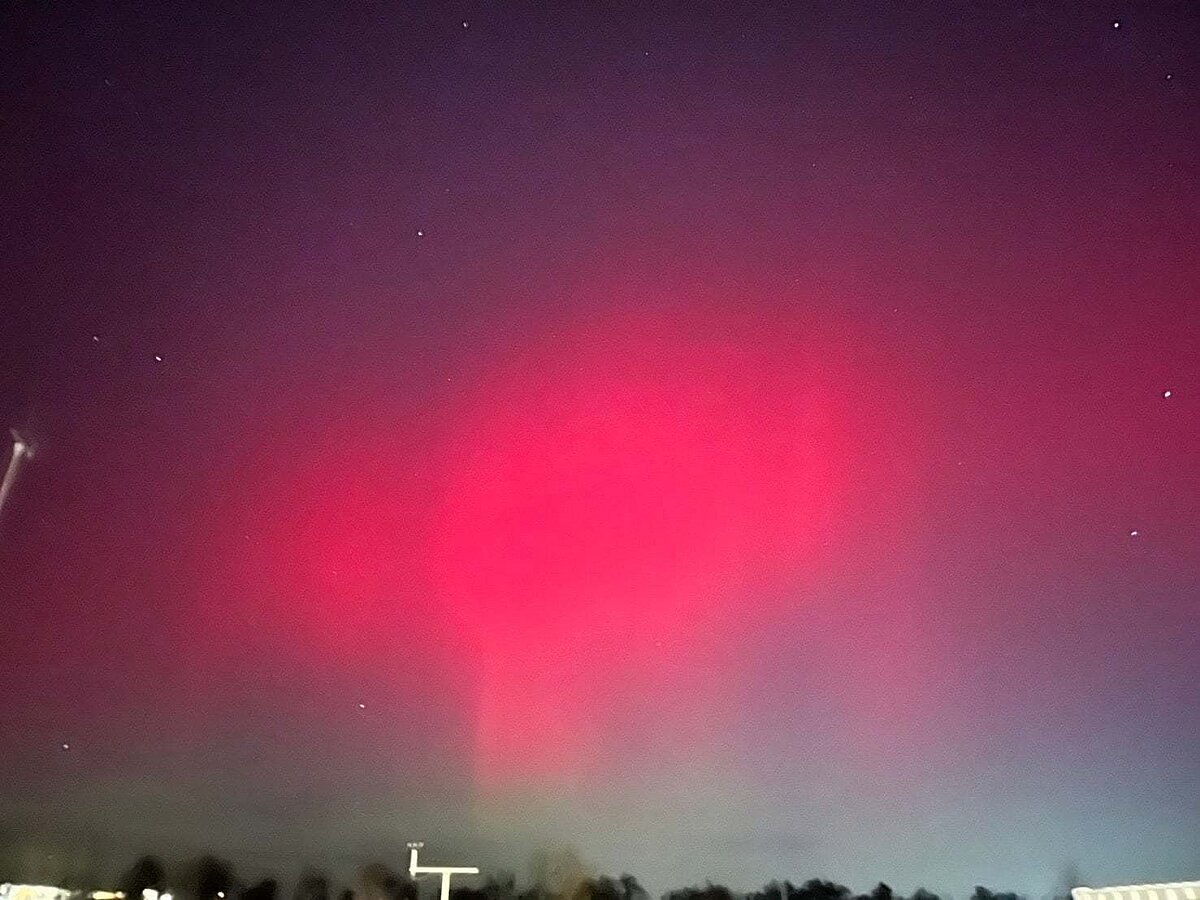 鄭明典分享友人在美國科羅拉多州卵石城觀察到的極光照片，他表示，受到強烈地磁擾動（磁暴）影響，很少看到極光的中緯度地區也能看到跳躍的極光。圖／取自鄭明典臉書