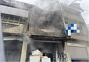 小火快逃、濃煙關門！頭份住宅火警一人嗆傷送醫　消防局提醒8字口訣