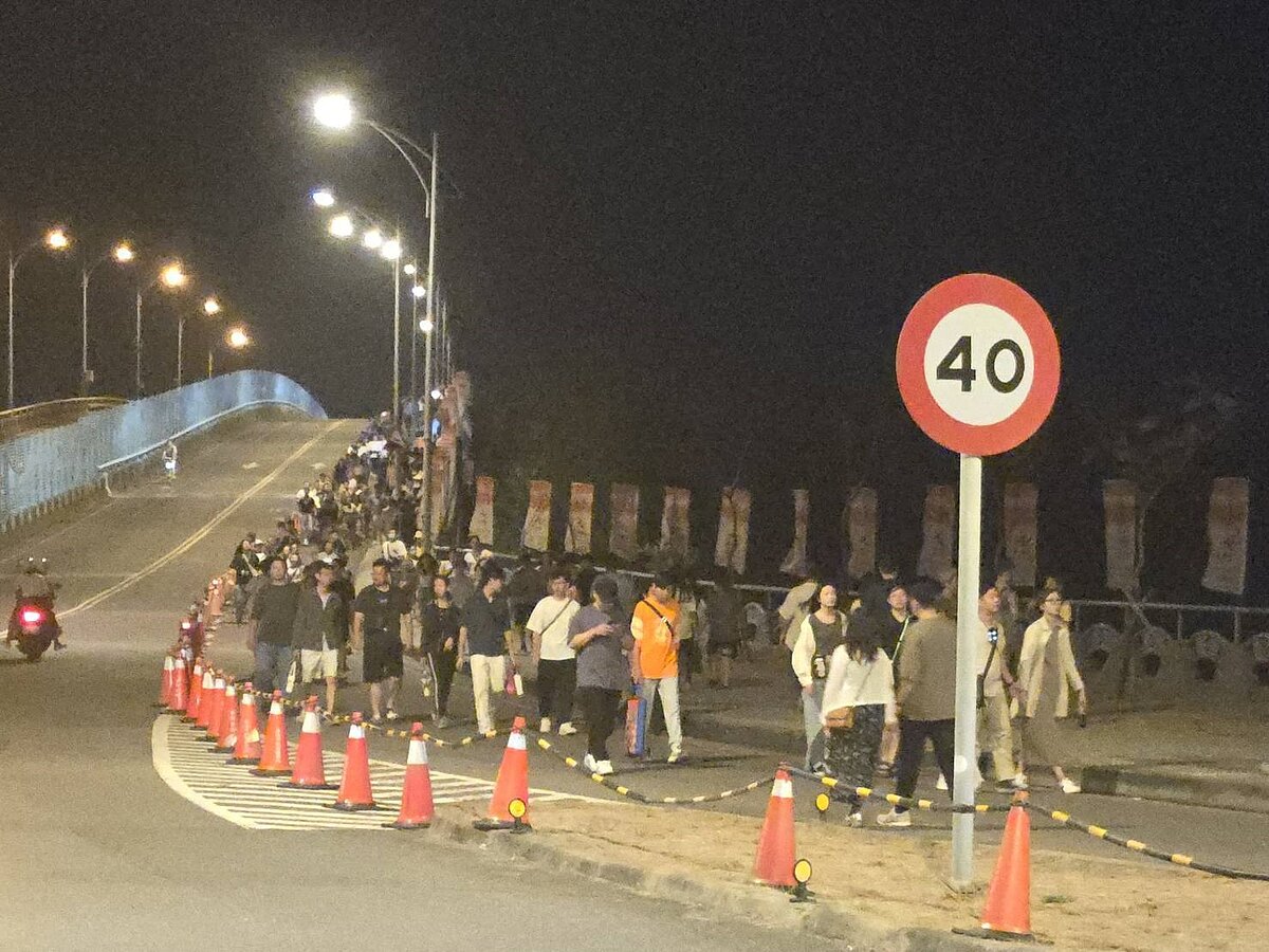 台南漁光島聯外交通只有漁光大橋，近年常辦大型活動，散場人車擠爆大橋，警方於上月火神祭活動與主辦單位研擬多項疏導策略。圖／聯合報記者袁志豪翻攝