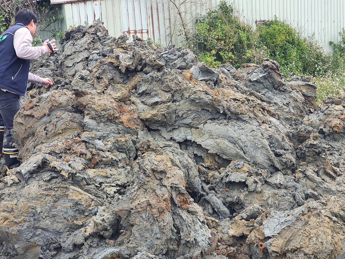 桃園吳長烜集團假藉「灌溉溝渠工程」名義,非法深挖土方變賣、回填廢土,首腦吳長烜坦承向警察、環保稽查員等公務員行賄,羈押中的楊梅警分局新屋分駐所前巡佐黃國文今出庭喊冤遭吳栽贓,永安所退警朱忠強則認罪求輕判。圖/桃園地檢署提供