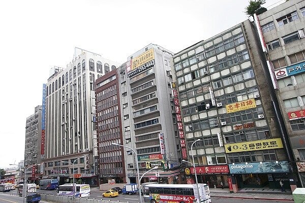 房仲業者調查對於101下半年房市，有近7成民眾願意進場買房