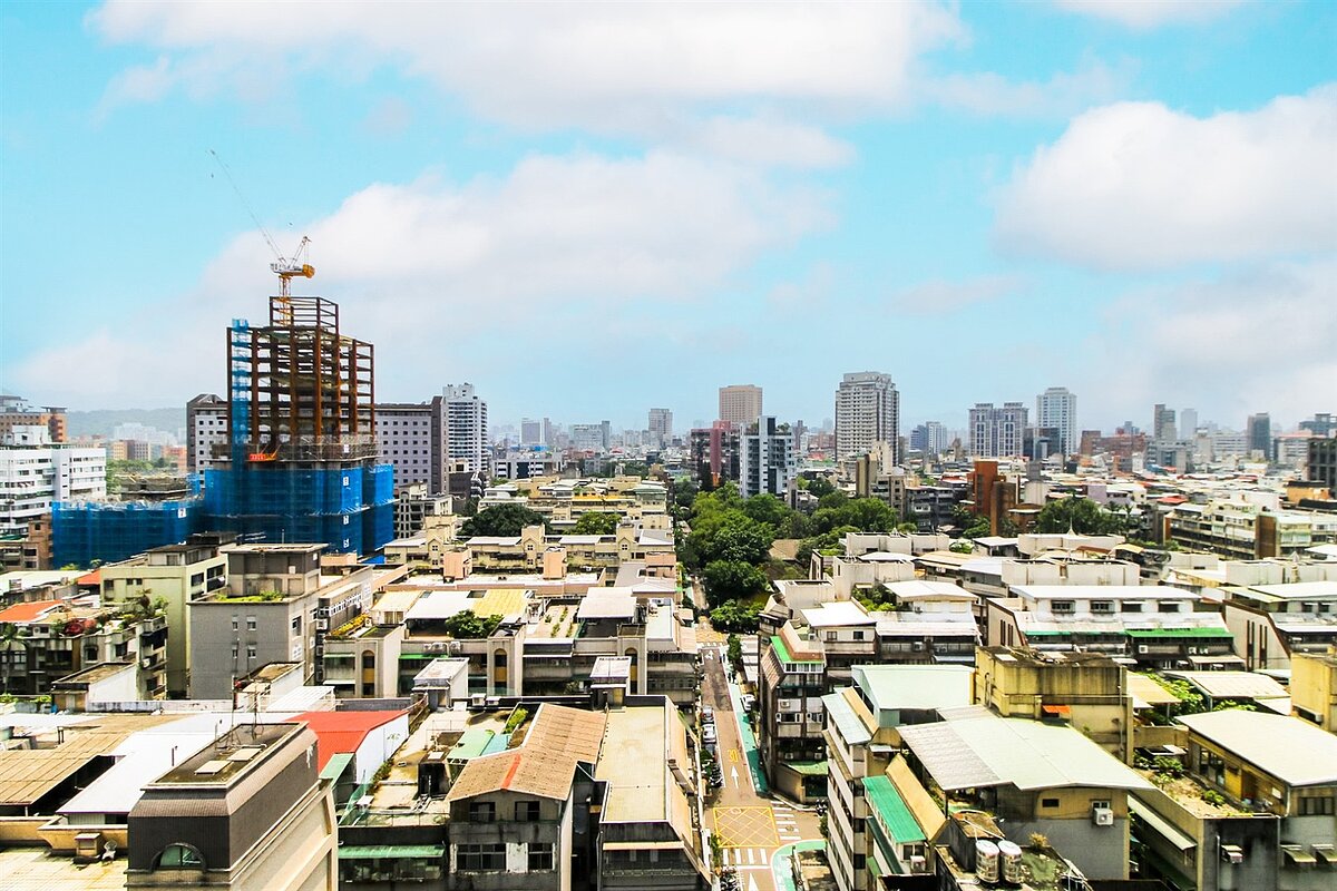 薪資漲幅追不了預售房價上漲速度 「這縣市」購屋壓力持續創高! 除台北市外,其餘五都和新竹縣市近五年預售屋總價中位數漲幅高達40%以上,薪資漲幅難以跟上。房市示意圖/永慶房產集團提供