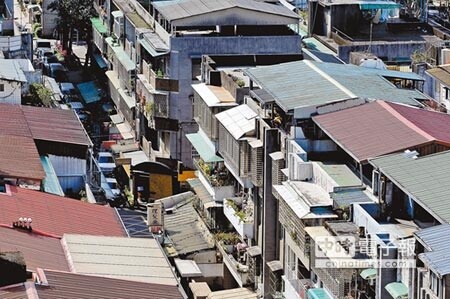 為鼓勵民眾自辦都更,營建署修改都更補助辦法,對於以整建或維護方式自辦都更民眾,新增「耐震結構強化」與「升降梯(電梯)設置」兩大項補助,前者每坪補助工程款4000元,後者給予設置工程費的45%補貼。(本報資料照片)