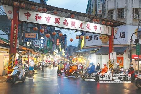 中和興南夜市內人車共用道路的現象,降低民眾逛街意願。(葉書宏攝)