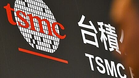 輝達執行長黃仁勳上周末旋風訪台,摩根士丹利證券指出,考量輝達尋求更多晶片產能支持,可能已促使台積電重新評估擴產規模,2026年資本支出可望挑戰500億美元。圖∕本報資料照片