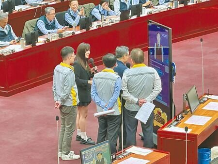 
國民黨台北市議員柳采葳於13日交通部門質詢時，將「AI公車站長」設備搬到議場內，並邀請現場局處官員試用，過程中也操作複雜不夠直觀，無法支援台語、客語等語言，以及若是周遭雜音太多，語音辨識系統恐無法正常運作等問題。（丁上程攝）
