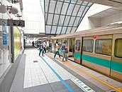 高雄捷運落軌意外1年2起　紅線多站遲未裝設月台門