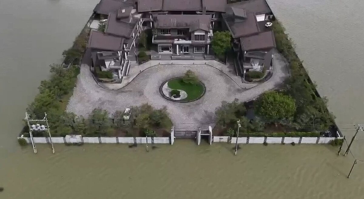 「泉月樓行館」靠著防水閘門設計,在此次暴雨成災中安然度過。圖/「泉月樓行館」提供