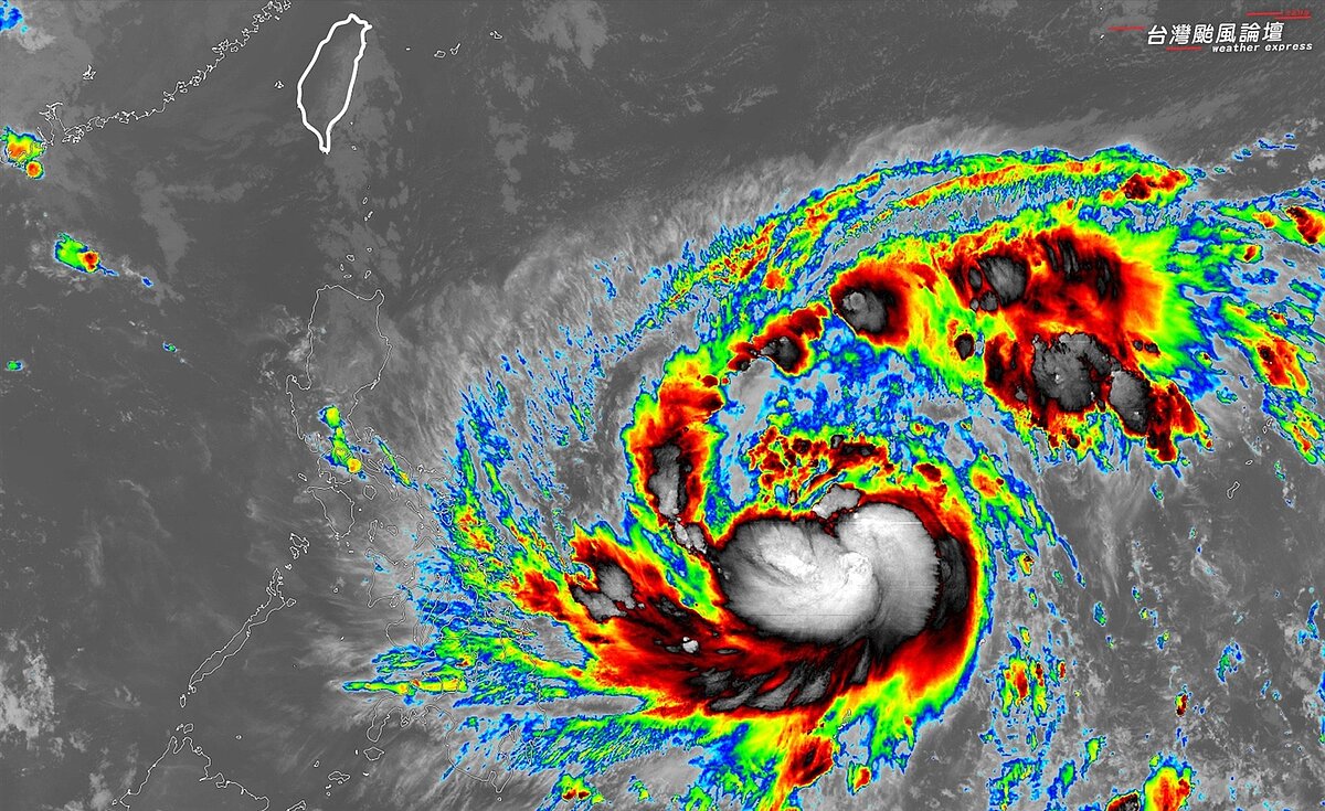 鳳凰颱風對流持續爆發中,環流相當廣泛。圖/取自「台灣颱風論壇|天氣特急」臉書粉專
