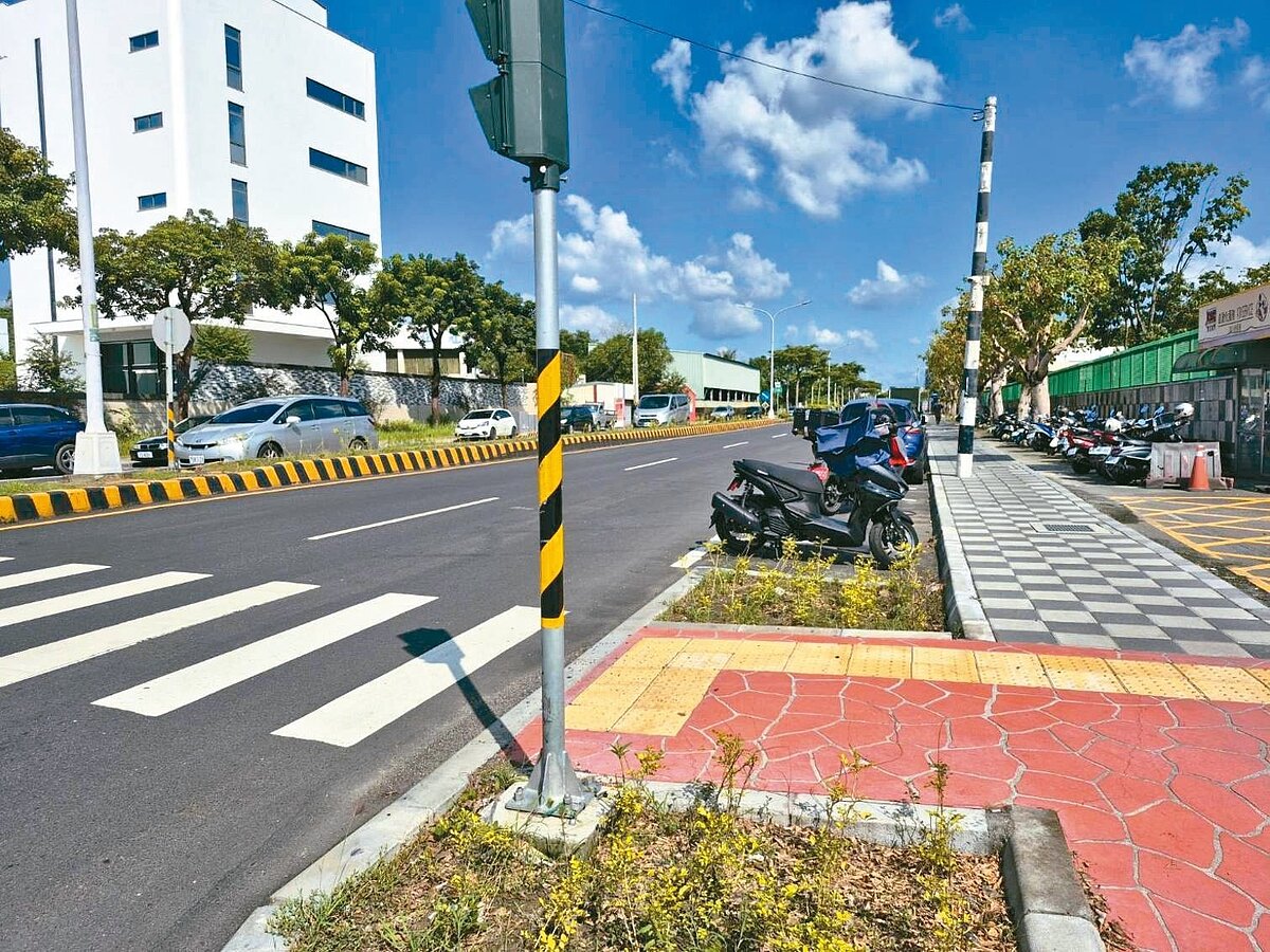 台南市關廟區中山路二段人行道淨空及路口改善，提升行人安全。圖／台南市工務局提供