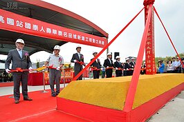 國泰名品城是由國泰人壽、華泰大飯店所共同投資建設的政府BOT案。