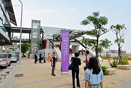 國泰名品城就座落在A18高鐵桃園站旁，距桃園機場也僅十多分鐘車程，佔盡交通優勢。