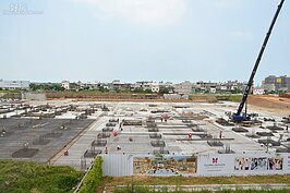 在桃園青埔高鐵特區佔有22公頃的土地，號稱全大最大outlet一點也不為過。