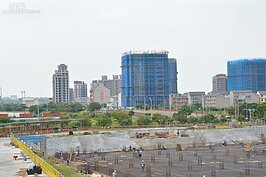 在桃園青埔特區附近可見許多建案仍在進行中；房仲表示，該區房價有機場未來有機場捷運以及商城加持，未來成長潛力將備受期待。 