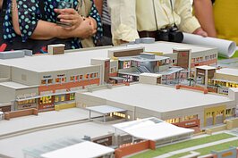 GUCCI、COACH 和ARMANI等國際前五大知名品牌已確認進駐，並規定至少提供消費者65折的購物優惠，國人將不再需要出國才可以買到品質好又便宜的品牌商品。