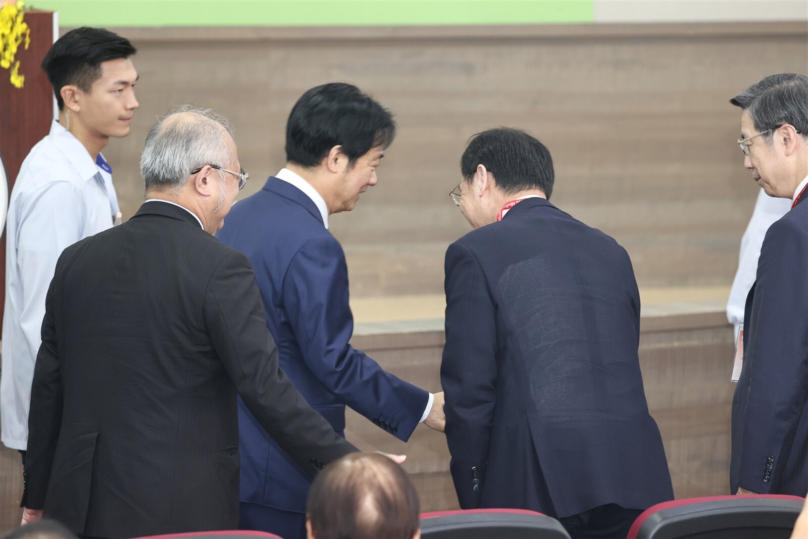 賴清德總統(中)和衛福部長石崇良(右二)今天出席「2025台灣醫學周─台灣聯合醫學會學術演講會開幕典禮」,賴總統離開會場前和石崇良握手致意,但二人全程互動並不多。記者邱德祥/攝影