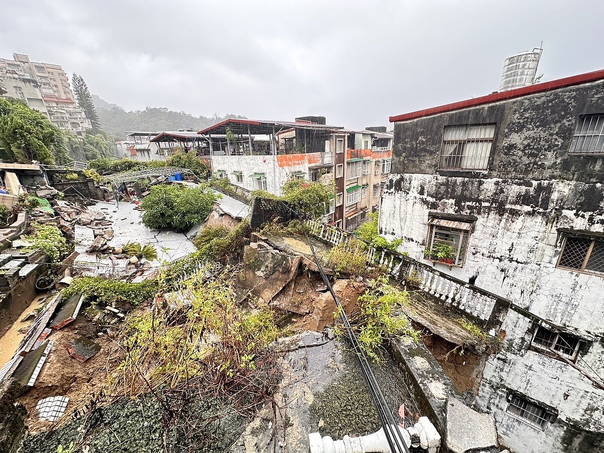 社區擋土牆屬私權，建商及住戶須負責修繕，重建擋土牆龐大費用難以負擔，成為嚴重公安議題。圖／新北工務局提供