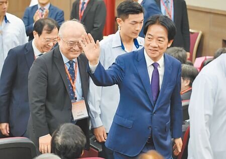 
明年度健保總額將達到9883億元，政府再投入199億元公務預算，實質規模預計可達1兆82億元，創下歷年新高。圖為賴清德總統（右）8日出席「台灣醫學週」開幕活動。（姚志平攝）
