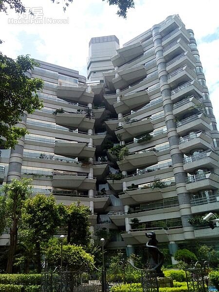 2獨特造型的陽台層層堆疊,「台北高峰會」大樓外觀好似將出航的船首。
