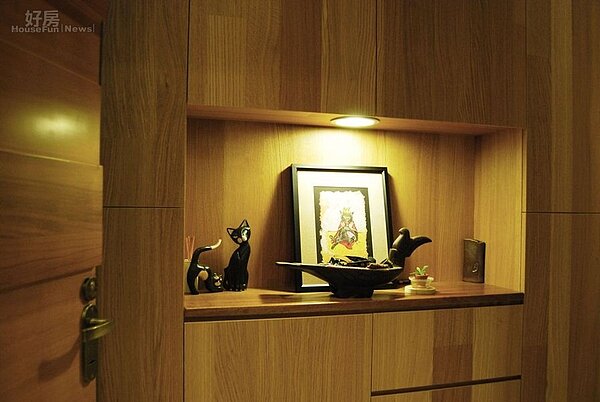 
2.	玄關放置貓的畫作，是Zü為愛貓蘇脆迪所畫。