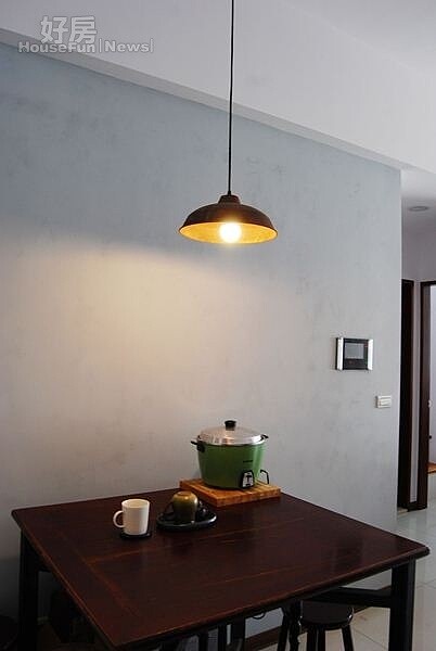 
6.	餐廳放置有60年歷史的復古餐桌，燈罩也刻意挑選復古鏽色。